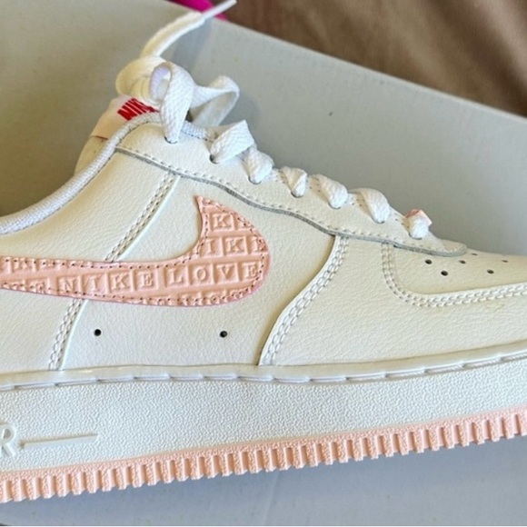 Women’s Air Force 1 Valentine’s Day - Picture 4 of 5